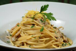 Spaghettone con vongole lupino, salsa al bergamotto e bottarga